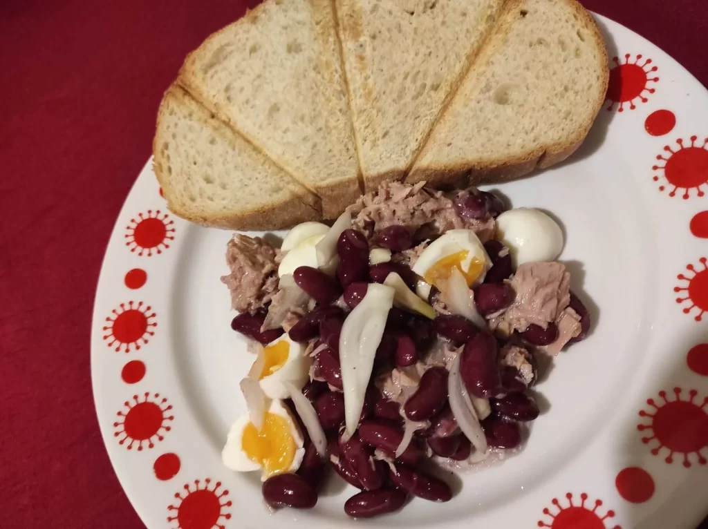 Tuna-Red Kidney Beans Salad with Quail Eggs served with toasted bread